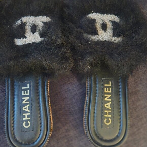 Chanel slip-ons - Picture 1 of 1